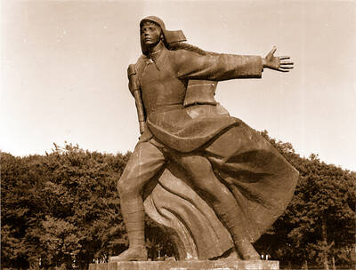 Памятник Орлёнку