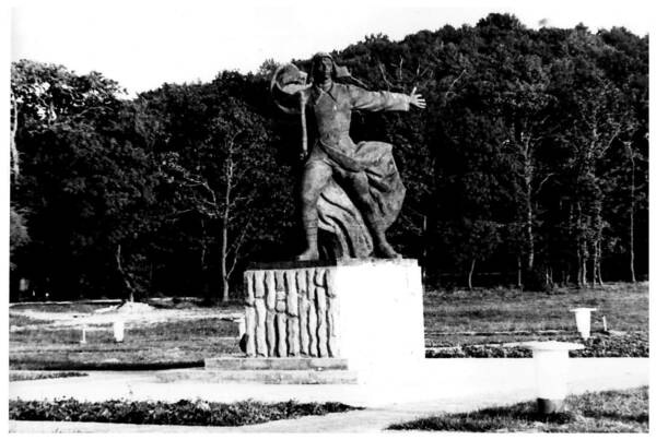 Памятник Орлёнку