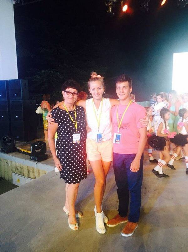 zFjj8eflHug.jpg Наталья Султанова в центре