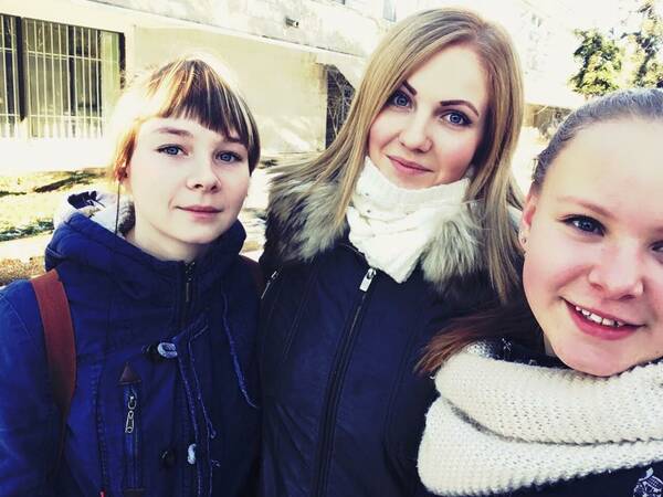 Алина Погребная   в центре
