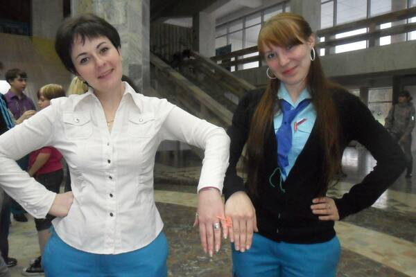 Дарья Исакова справа.....