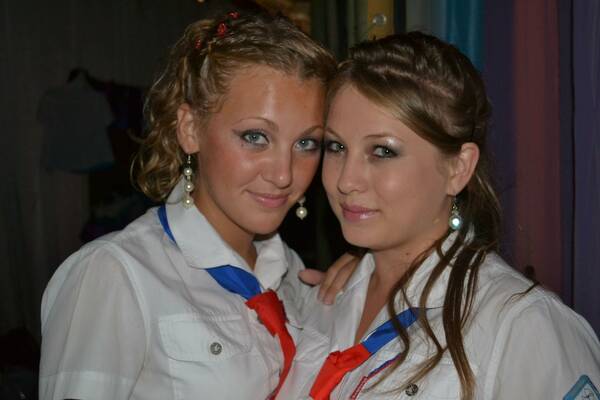 Вероника Трушкина слева