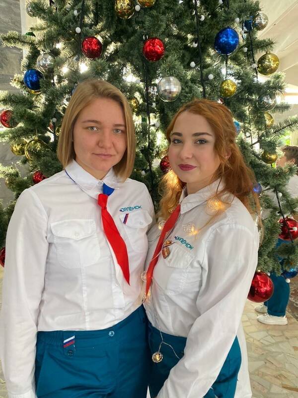 Дарья Калинина справа