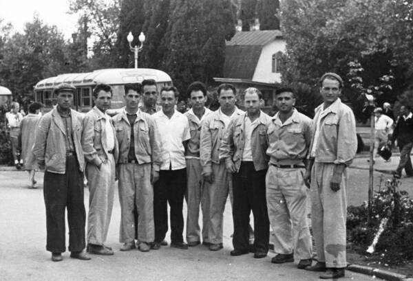 Первые шофёры автобазы Орлёнка, 1960 г.