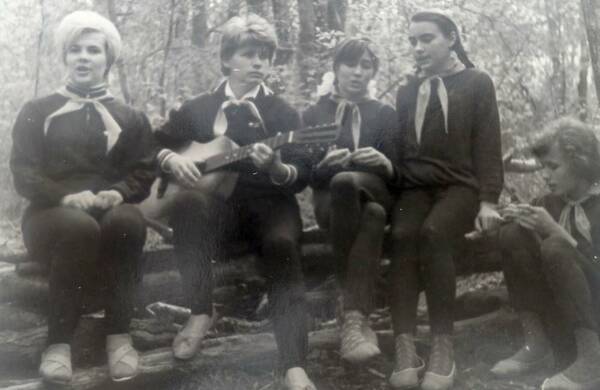 Вожатая Катя Погребняк и вожатая Лида Веденеева. 1967 г.