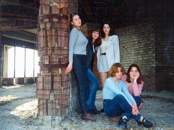 Графские развалины. 1997... Наталья Черноус, Дина Стурза, Светлана Стоянова. Сидят Ольга Бонь и Олеся Захарочкина