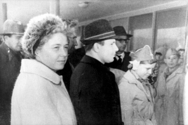 Ю.А.Гагарин и    др.