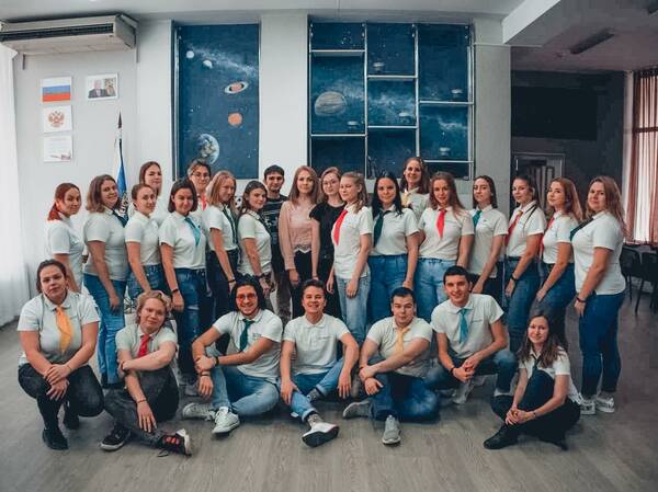 Педагогический отряд детского лагеря «Звёздный» во главе с начальником лагеря в 1 ую смену 2021 в сборе