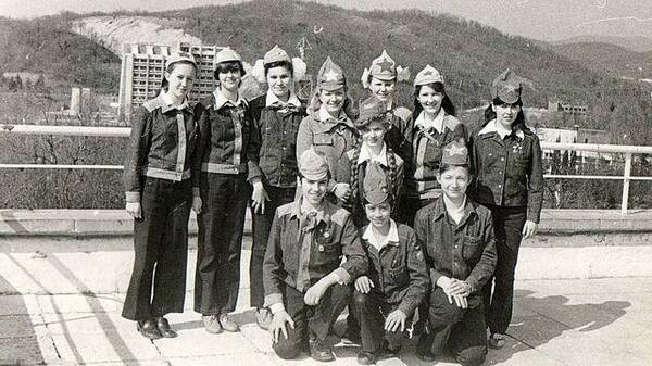 Вожатая Лариса Юдина