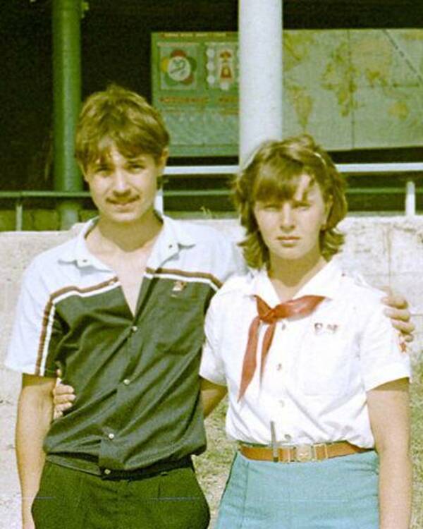2 ая летняя смена, 1985 год! Леночка Стрельникова   вожатая пятого отряда  Комсомольский, рядом ее орленок   Гряколов Денис!