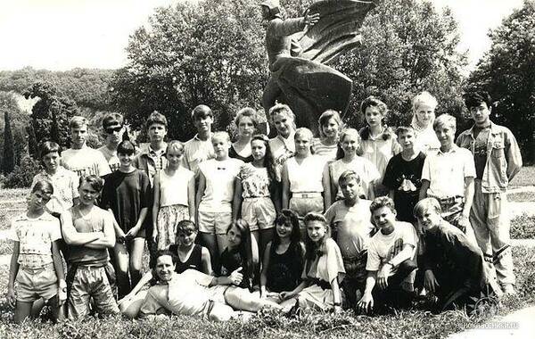 Ольга  Вергун       Новосёлова   1993 год. Солнечная. Мой напарник Потрахин Лёша. Он лежит на травке