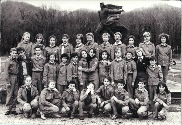 Вожатые Вера ивличева и Николай Толмачев  декабрь 1988  ..
