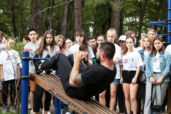 лидер движения Street WORKOUT Тюменской области Сергей Мехнин. ..