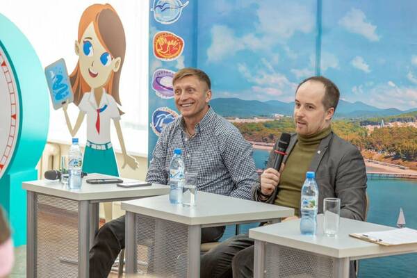министром физической культуры и спорта Краснодарского края Алексеем Черновым и со спортсменками Татьяной Казенюк и Полиной Пластининой...ш