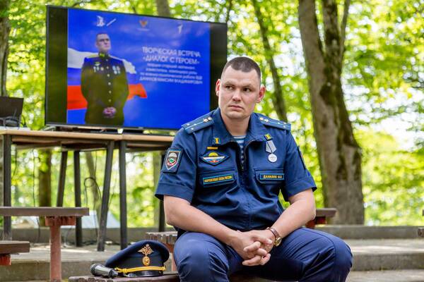 встреча с героем Российской Федерации Максимом Даниловым, старшим лейтенантом гвардии, заместителем командира роты по военно политической работе ВДВ, участником СВО.