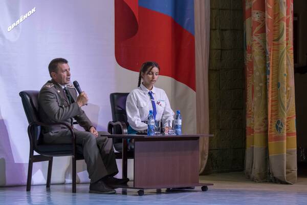 школьники встретились с Героем России Евгением Шендрикомбб