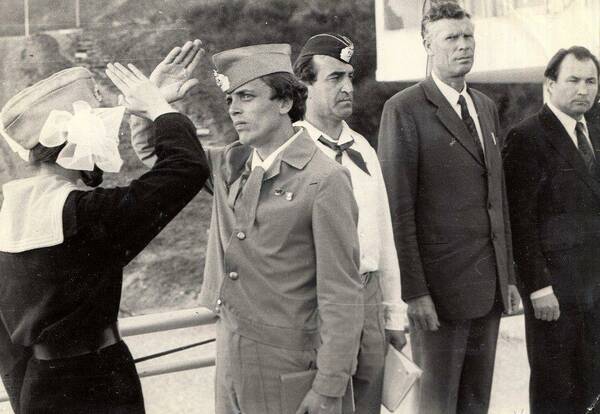 Открытие дружины Штормовой после капитального ремонта. май 1975 года. Линейку ведет Володя Рысьев, методист.
