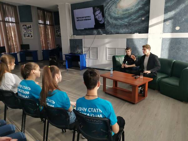 Команде Профессиональные старты посчастливилось пообщаться с актёром театра и кино  Кириллом Зайцевым. А  ребятам   из команды Пресс центр удалось пообщаться с продюсером компании ГПМ КИТ Георгием Рюминым.