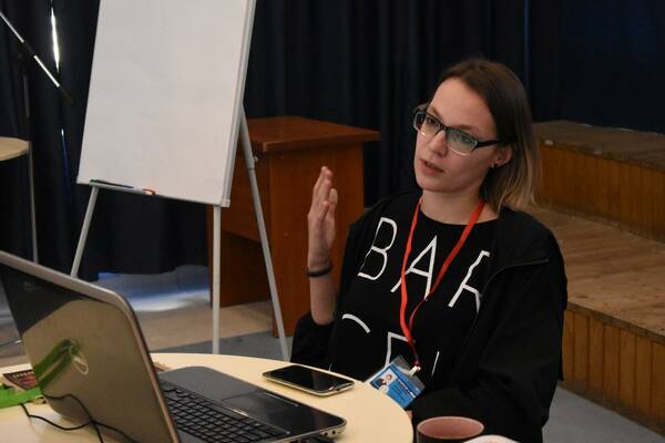 Специалист по экспозиционно выставочной деятельности Музея   Победы Евгения Торговина ..