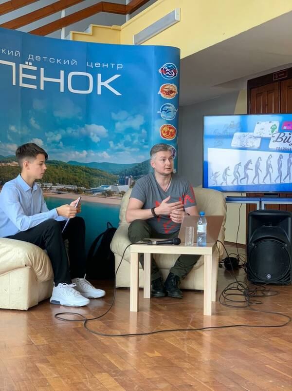 Команде Профессиональные старты посчастливилось пообщаться с актёром театра и кино  Кириллом Зайцевым. А  ребятам из команды Пресс центр удалось пообщаться с продюсером компании ГПМ КИТ Георгием Рюминым.