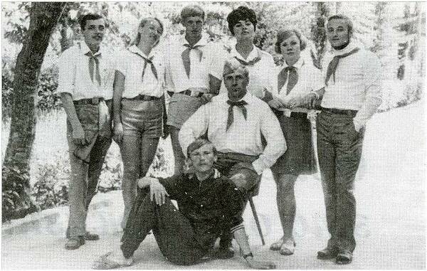 Владимир Рысьев, Нина Симакова Бруднова, Виктор Колесов, Елена Лапшина, Тамара Вдовина, Виктор Орлов. Присели   Попов Геннадий Алексеевич, Бруднов Алексей.