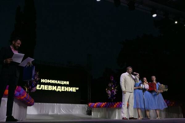 У микрофона кинорежиссёр, сценарист и продюсер Олег Штром.