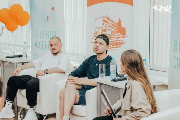 участники группы Интонация  Денис Гладкий и Александр   Новиков, а также актер  Влад Канопка.