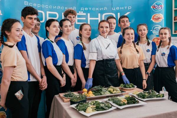 Эвелина Блёданс провела для орлят мастер класс по здоровому питанию...
