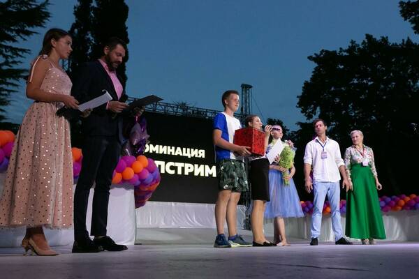 Справа налево генеральный продюсер Международного центра Лидер Фильм и Член Общественной Палаты РФ Сюзанна Юматова и актёр Нил Кропалов.