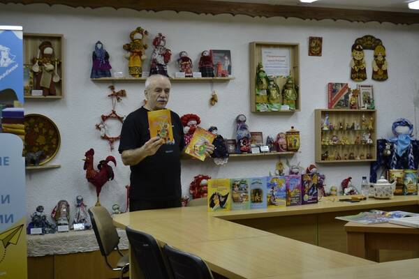 писатель Юрий Николаевич Кузнецов — автор и создатель цикла повестей «Лабиринты Волшебного мира»..