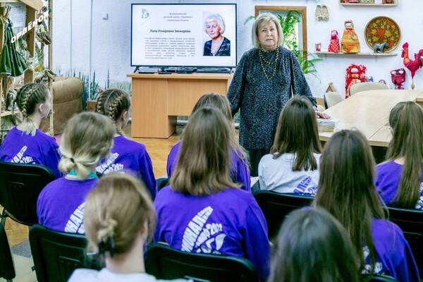 Лола Уткировна Звонарёва   российский  литературовед, критик,   историк, искусствовед,