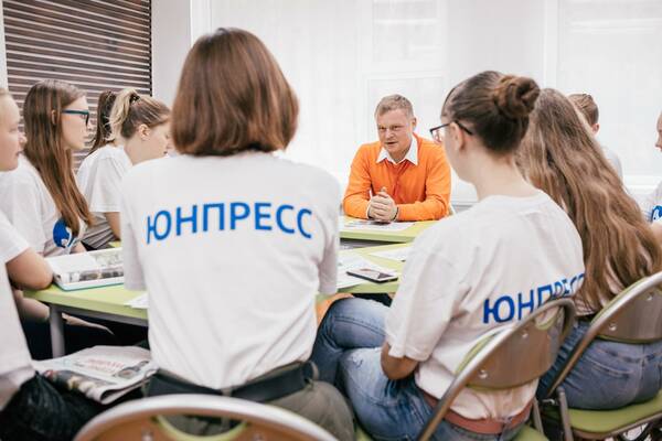 Орлята пообщались с главным редактором газеты «Пионерская правда» Михаилом Баранниковым.
