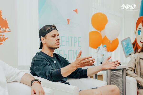 участники группы Интонация  Денис Гладкий и Александр Новиков, а также актер Влад Канопка.