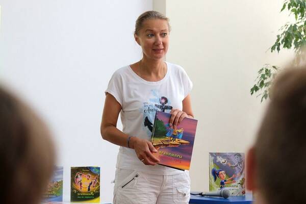 Орлята встретились с детским писателем, психологом, автором проекта «Хранимиры» Еленой Журек.