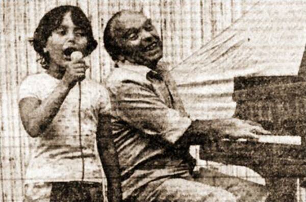 1979 06 07.jpg Лена Могучева и Владимир Шаинский исполняют песню «Пропала собака».