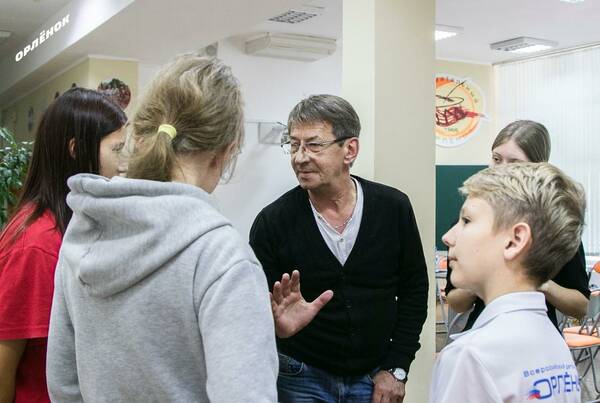 Ребята из «Стремительного» встретились с Сергеем Тырса – создателем и генеральным продюсером Севастопольской Школы Кино, режиссёром и сценаристом. .