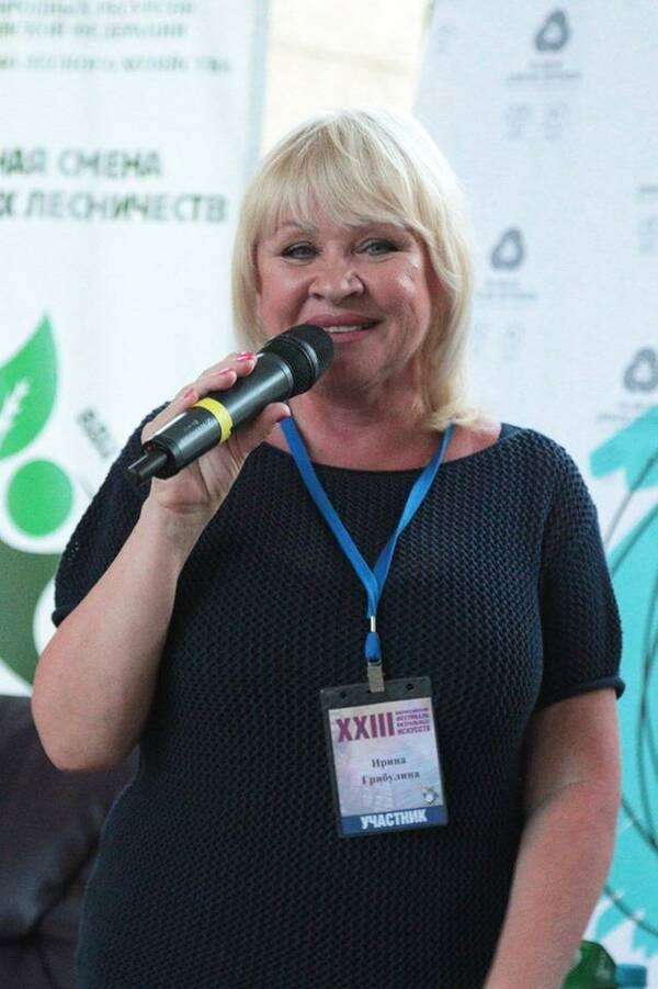 композитором, поэтессой, певицей Ириной Грибулиной и её дочкой   певицей и актрисой Анастасией..