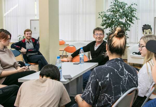 Ребята из «Стремительного» встретились с Сергеем Тырса – создателем и генеральным продюсером Севастопольской Школы Кино, режиссёром и сценаристом.
