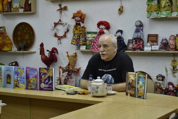писатель Юрий Николаевич Кузнецов — автор и создатель цикла повестей «Лабиринты Волшебного мира».
