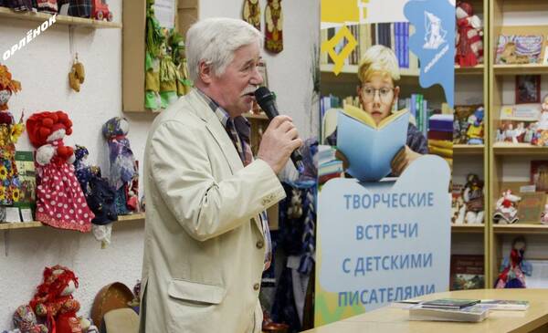 пообщались с российским писателем Павлом Поздеевым