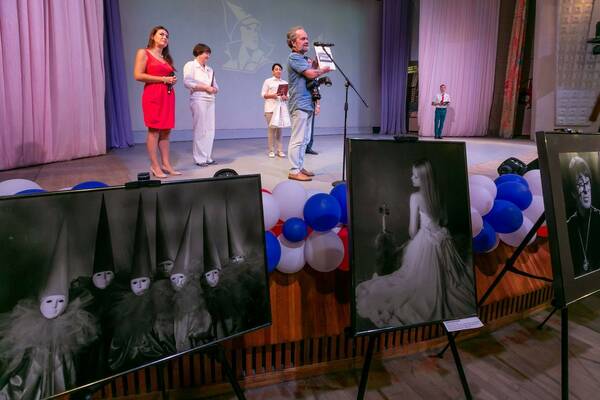 лена Союза театральных деятелей России, фотографа Сочинского концертно филармонического объединения Виталия Пустовалова.