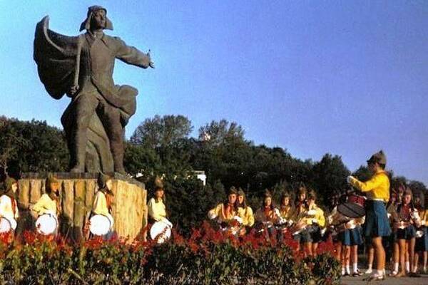 Памятник Орлёнку и барабанщики