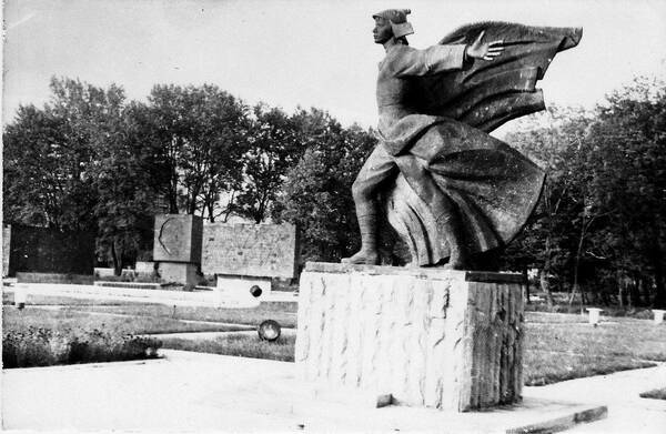 памятник   орлёнку
