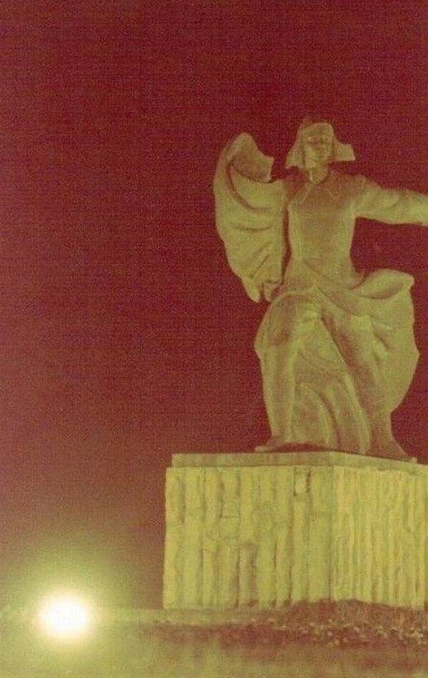 Памятник Орлёнку