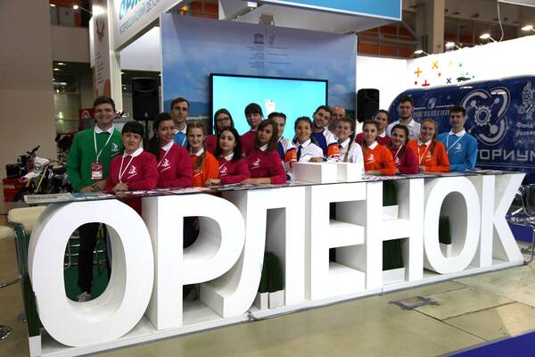 UuGEIJp9hYw.jpgДелегация Всероссийского детского центра «Орлёнок» продолжает принимать участие в Московском международном салоне образования.