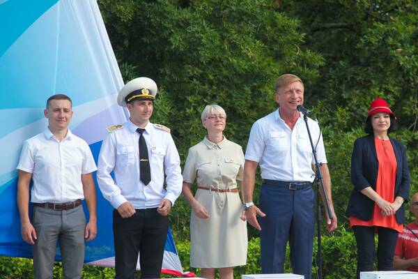 торжественная    линейка, посвящённая 58 летию Центра.