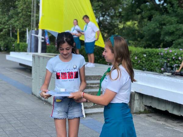 на утренней линейке посвящённой фестивалю Ромашка в ладошке