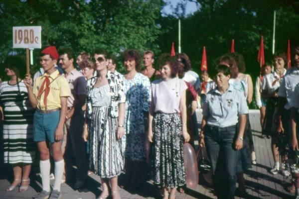 отмечает 30  летие..., мы в колонне поколения 80 х...рядышком Барашек и Валера Зотов.