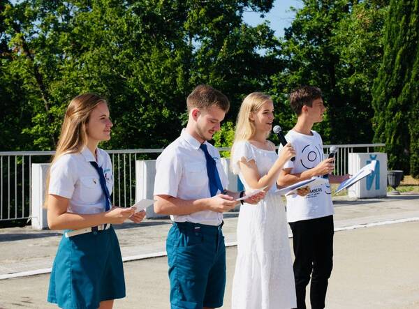 тематическая линейка Ромашка в ладошке, посвящённая  Дню семьи, любви и верности.
