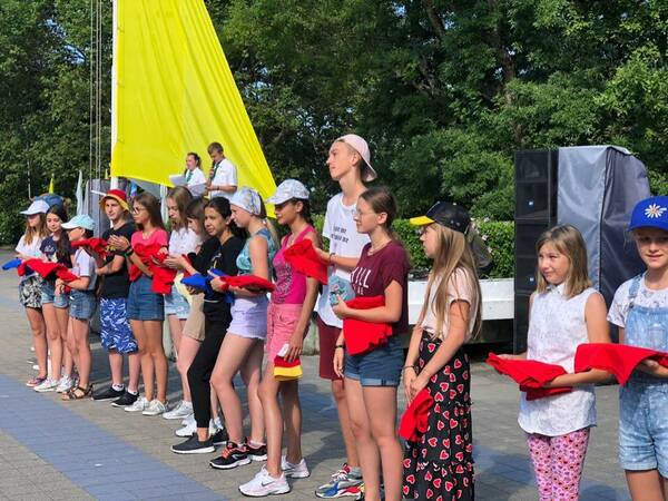 на утренней линейке посвящённой  фестивалю Ромашка в ладошке